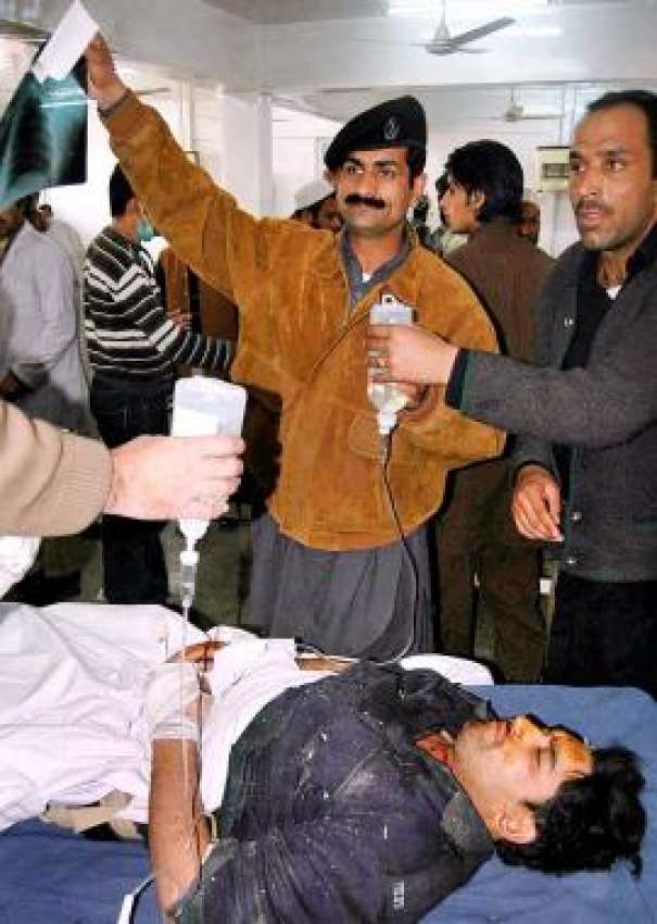 پشاور، متصل دلہ زاک روڈ پر ہونیوالے بم دھماکے میں زخمی شخص ..