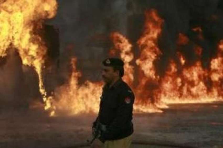پشاور،ایک پولیس اہلکار نامعلوم افراد کے ہاتھوں جلائے جانے ..