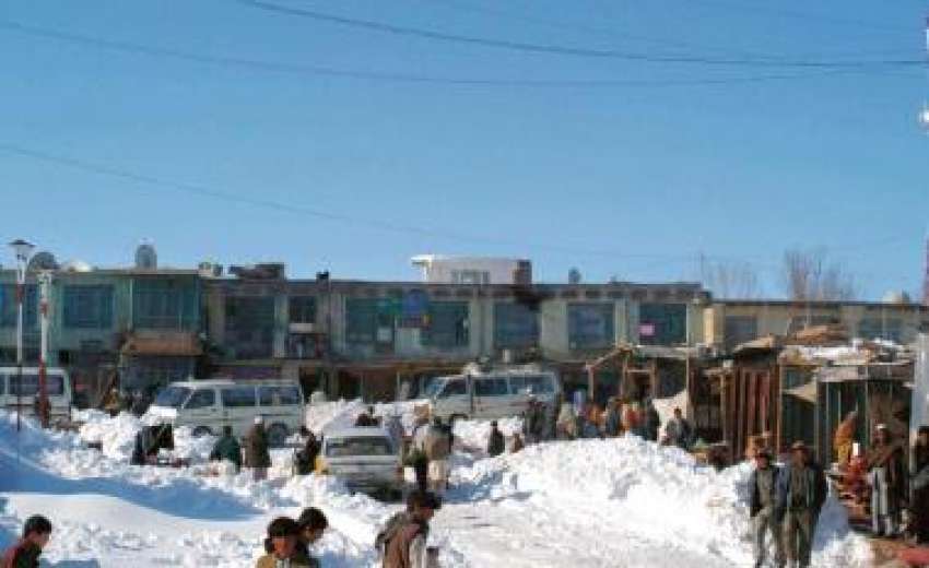 افغانستان کے شہر غزنی میں‌ برف باری کا خوبصورت منظر۔