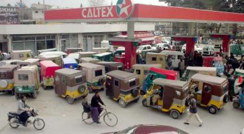 کوئٹہ، پیٹرول کی قیمتوں میں اضافے کے بعد مقامی پیٹرول پمپ ..