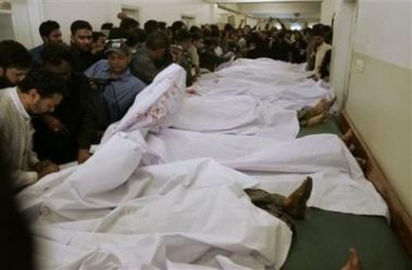 کراچی، بم دھماکے میں شہید  ہونیوالوں کی نعش ہسپتال میں پڑی ..