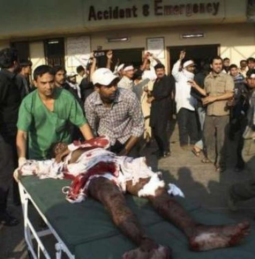 کراچی،جناح ہسپتال کے باہر بم دھماکے کے ایک زخمی کو طبی امداد ..