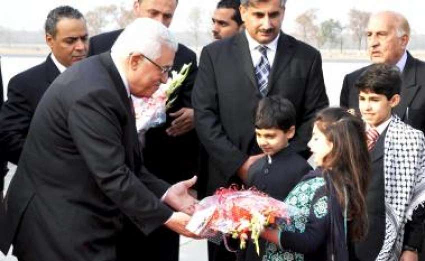 اسلام آباد، فلسطینی صدر محمود عباس کو ایئر پورٹ پر بچے پھول ..