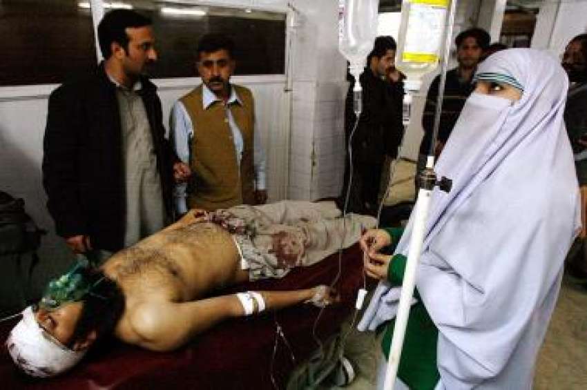 پشاور،لیڈی ریڈنگ ہسپتال میں مینگورہ خودکش حملہ میں زخمی ..
