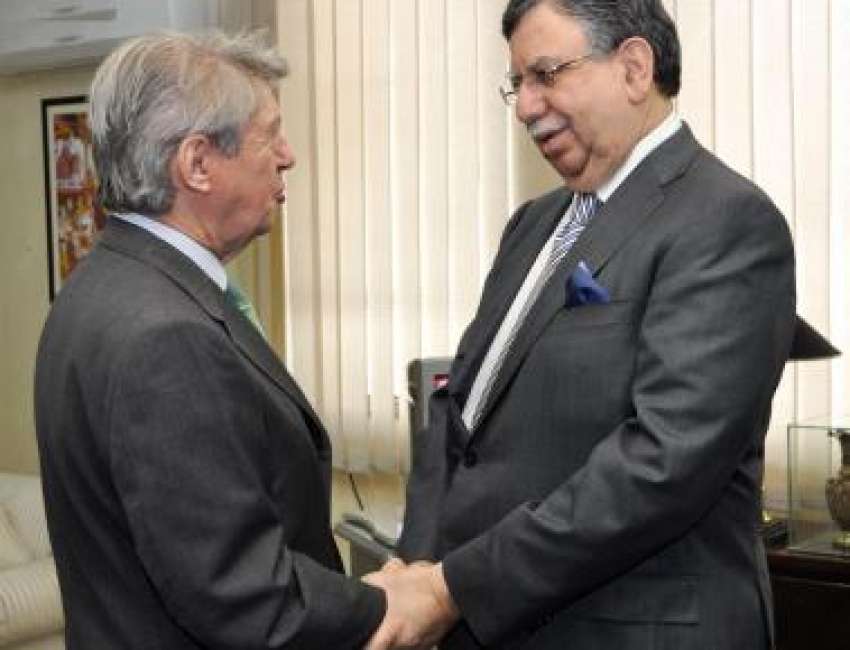 اسلام آباد، وفاقی وزیر شوکت ترین فرانس کے سفیر سے مصافحہ ..