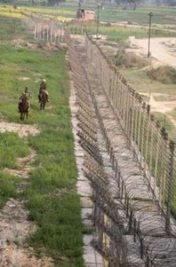 بھارتی فوج جوان جموں و کشمیر میں لائن آف کنٹرول پر لگی خاردار ..