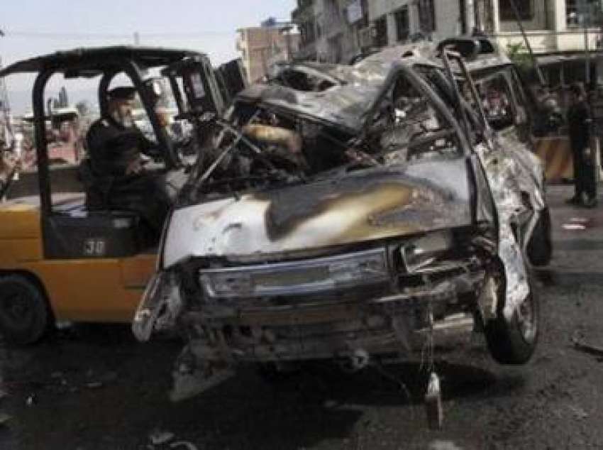 مینگورہ،پولیس‌اہلکار‌خودکش حملے کے بعد متاثرہ گاڑیوں ..