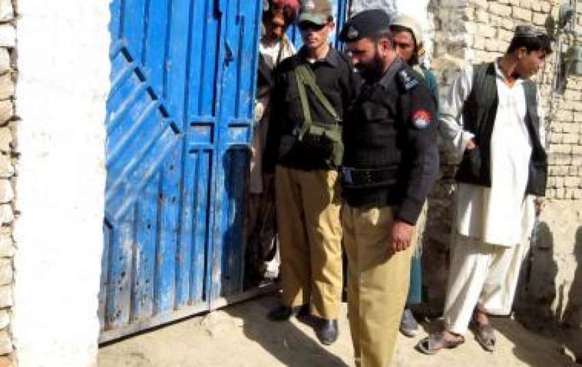 کوئٹہ، خروٹ آباد پشتون باغ‌ میں بم دھماکے کے بعد پولیس اہلکار ..