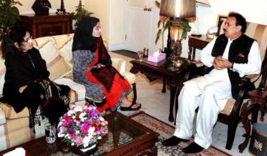کراچی، وفاقی وزیر داخلہ رحمان ملک سے ڈاکٹر عافیہ صدیقی کی ..