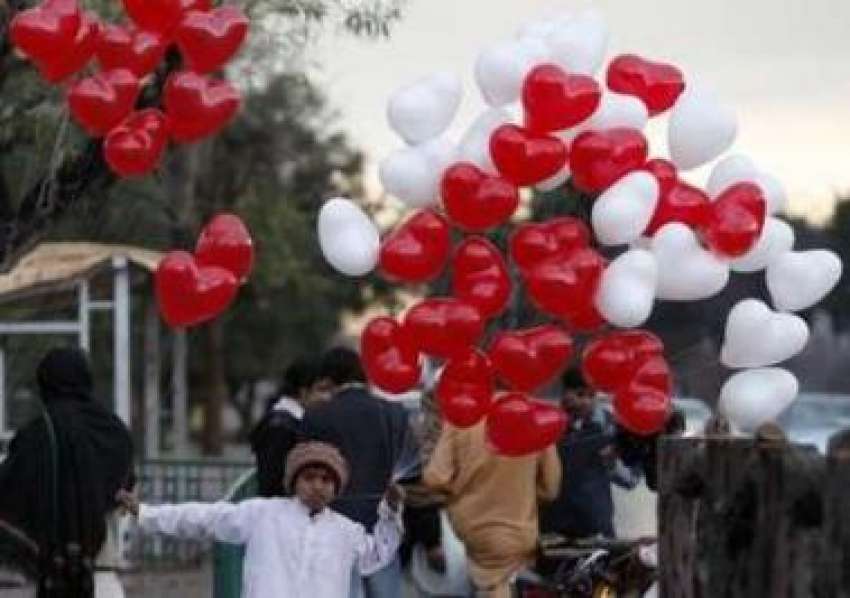اسلام آباد،ایک بچہ ویلنٹائن ڈے کے موقع پر غبارے بیچ رہا ..