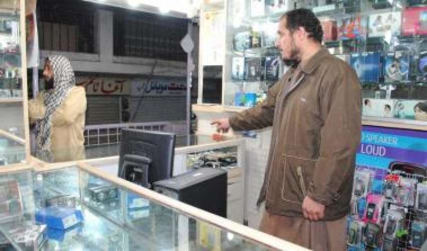 کوئٹہ، شاہ زیب پلازہ میں ڈکیتی کے بعد دکان کے مالک صحافیوں ..