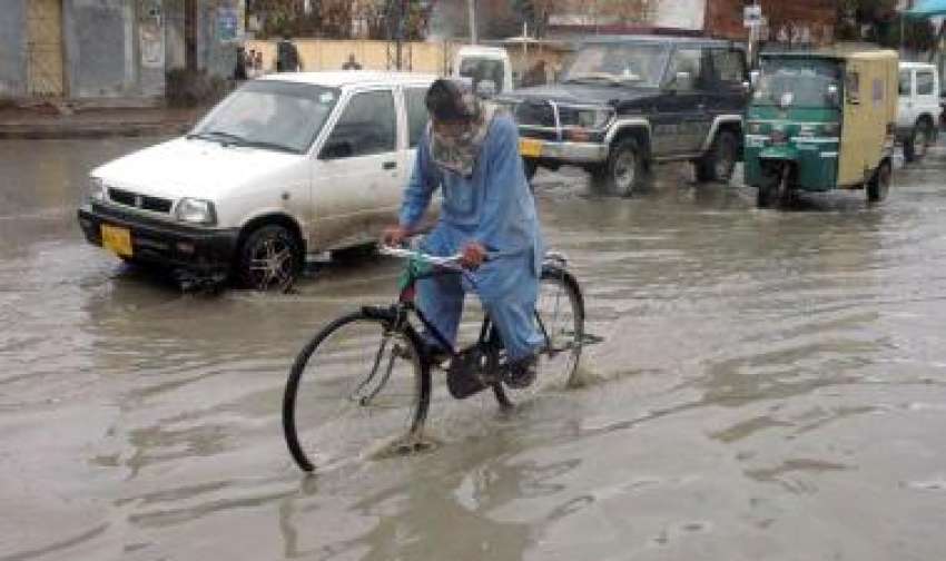 کوئٹہ، شہر میں‌ شدید بارش کے بعد جناح روڈ پر سیلاب کا منظر۔