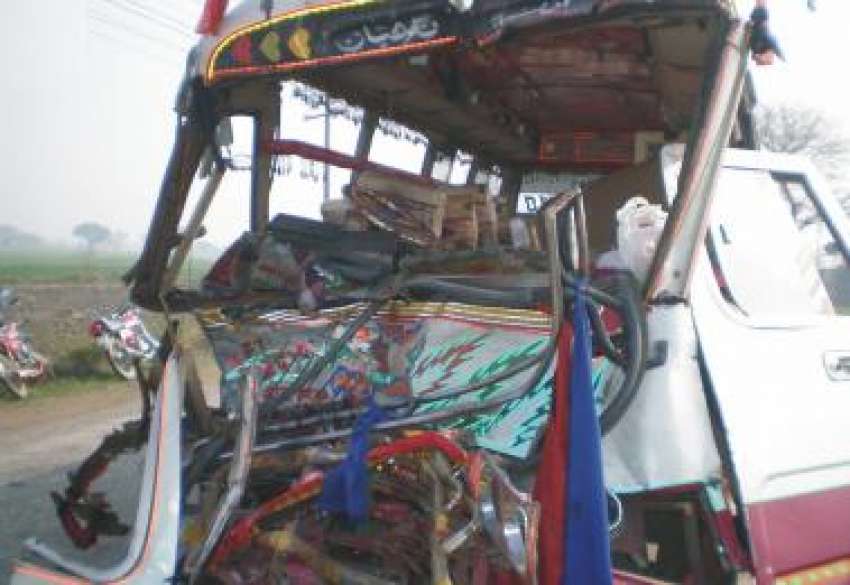 رائیونڈ، للیانی روڈ پر مسافر بس کا ٹرک سے تصادم کا منظر۔