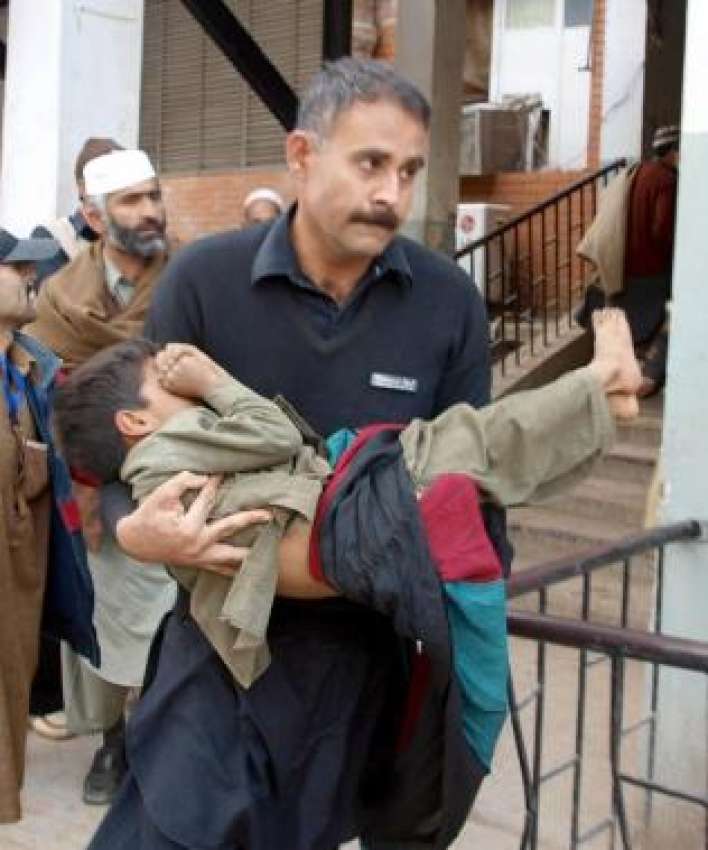 پشاور، اکبر پورہ اخون پنجو بابا مزار بم دھماکے میں زخمی ..