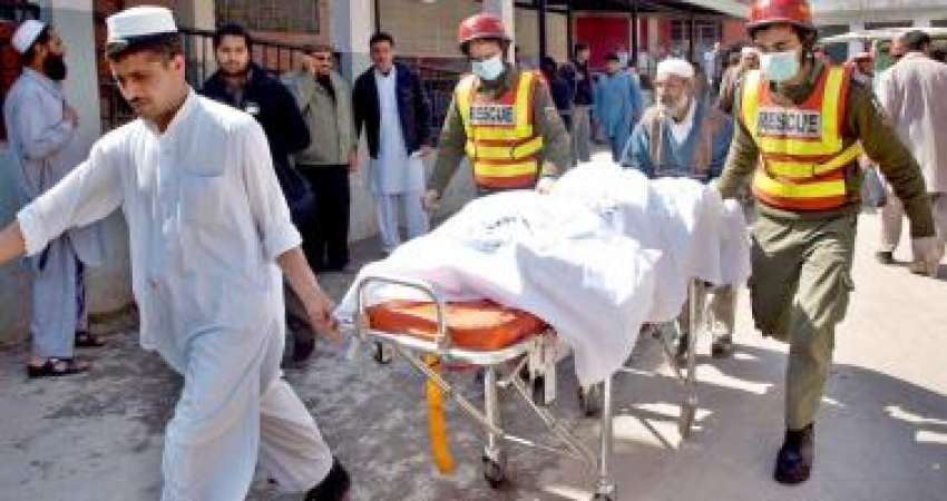 پشاور، متنی میں نمازے جنازہ کے دوران خودکش بم دھماکے میں ..
