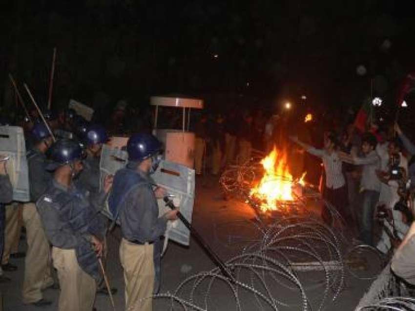 لاہور، امریکی شہری ریمنڈ ڈیوس کی رہائی کیخلاف آگ جلا کر ..