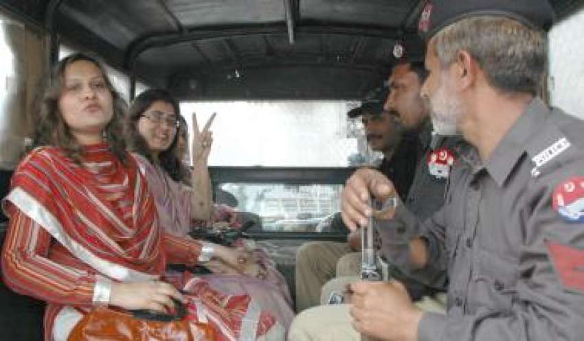 لاہور، سول سیکرٹریٹ میں‌ خواتین افسران کو گرفتار کر کے ..