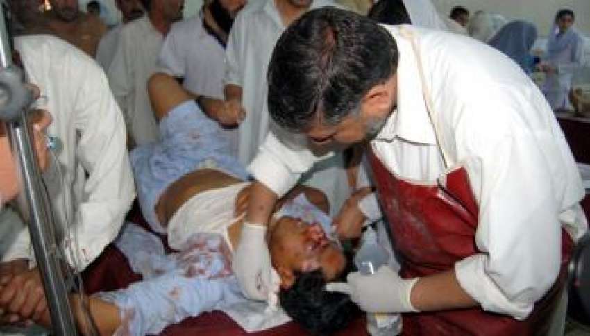 پشاور، صوابی بم دھماکے میں زخمی ہونیوالے افراد کو ایل آر ..