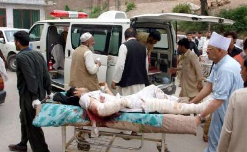پشاور، چارسدہ بم دھماکے میں زخمی ہونیوالے شخص کو طبی امداد ..