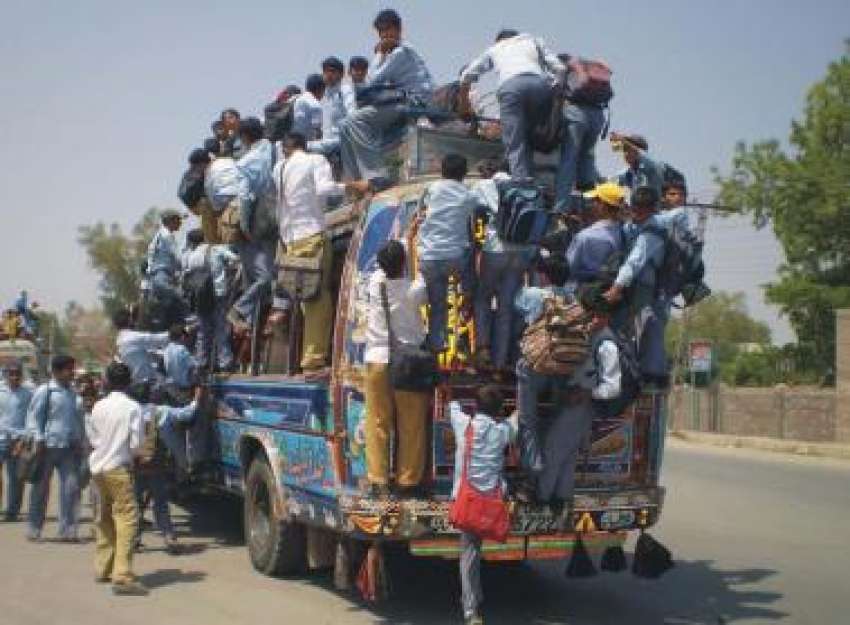 اوکاڑہ، فیصل آباد میں ایک بس پر سینکڑوں بچے سوار ہو رہے ہیں ..