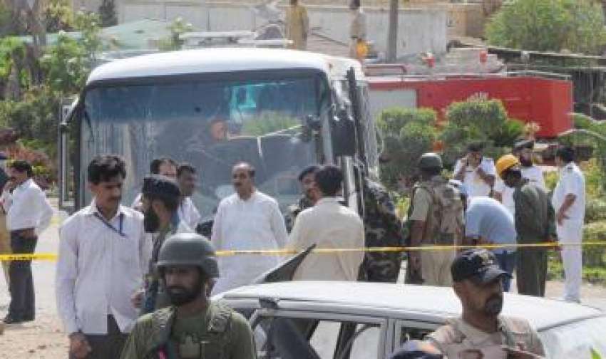 کراچی، شاہراہ فیصل کار ساز پر نیوی بس پر بم دھماکے کے بعد ..