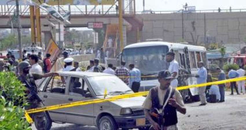 کراچی، شاہراہ فیصل کار ساز پر نیوی بس پر بم دھماکے کے نتیجے ..