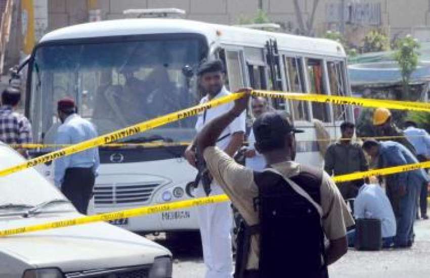 کراچی، شاہراہ فیصل کار ساز پر نیوی بس پر بم دھماکے کے بعد ..
