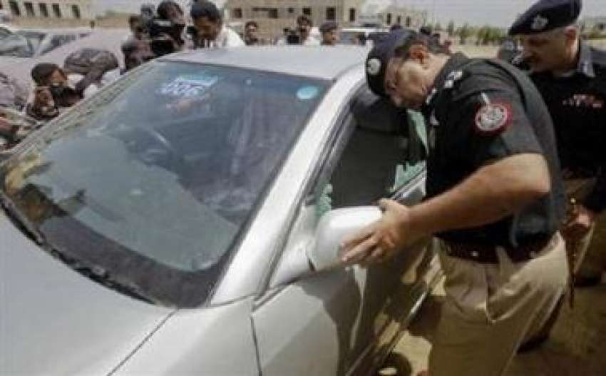 کراچی،پولیس اہلکار نامعلوم افراد کی فائرنگ کا نشانہ بننے ..
