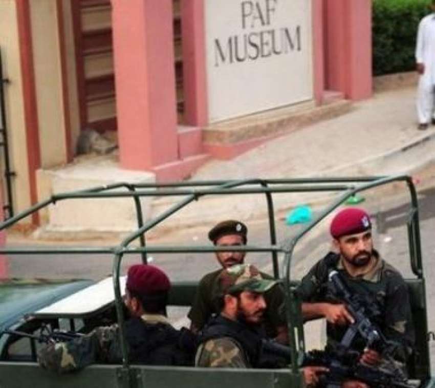 کراچی: پاک فوج کے جوان پی این ایس بیس میں ملٹری آپریشن کرنے ..