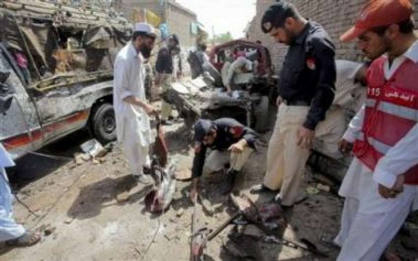 پشاور،پولیس اہلکار متنی بس سٹینڈ میں بم دھماکے کے بعد شواہد ..