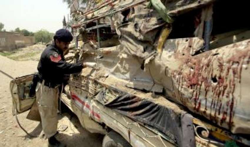 پشاور،ایک پولیس اہلکار متنی بم دھماکہ میں تباہ ہونیوالی ..