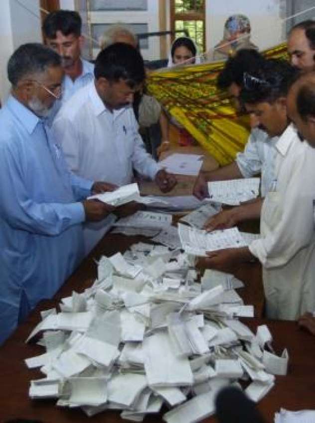 مظفرآباد،الیکشن کمیشن کے اہلکار انتخابات کی پولنگ کے بعد ..