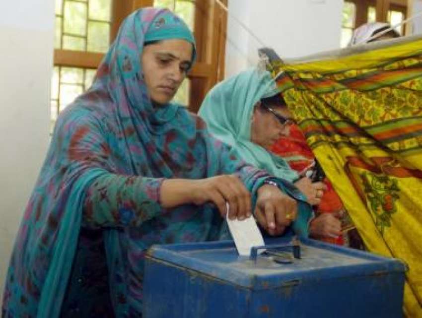 مظفرآباد،آزادکشمیر کے انتخابات میں‌ایک خاتون ووٹ کاسٹ ..