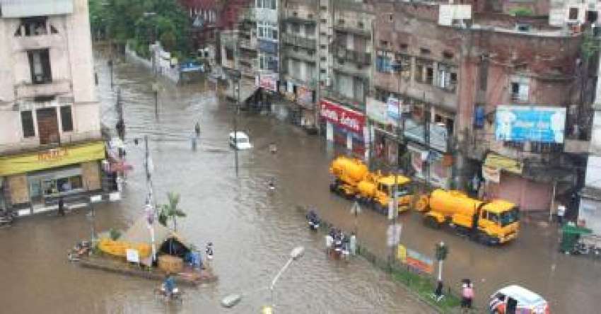 لاہور،صوبائی دارالحکومت میں‌بارش کے بعد لکشمی چوک پانی ..