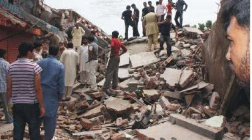 سیالکوٹ،5منزلہ عمارت گرنے کے بعد امدادی کارکن نقصان کا جائزہ ..