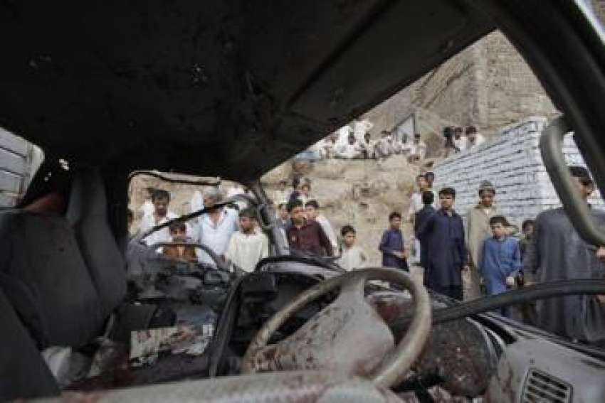 پشاور،لاہوری گیٹ پر پولیس گاڑی کے قریب ہونیوالے دھماکے ..