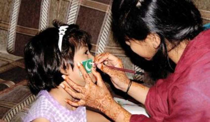 اسلام‌آباد، یوم آزادی کی مناسبت ایک بچی اپنے چہرے پر قومی ..