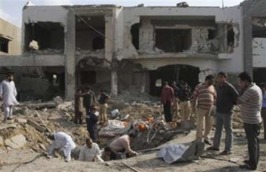 کراچی: خود کش دھماکے کی جگہ سے سکیورٹی اہلکار شواہد اکٹھے ..
