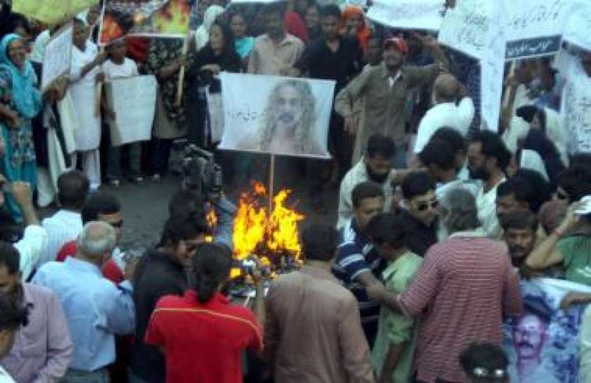 کراچی،ایم کیو ایم کے کارکنان احتجاجی مظاہرے کے دوران ذوالفقار ..