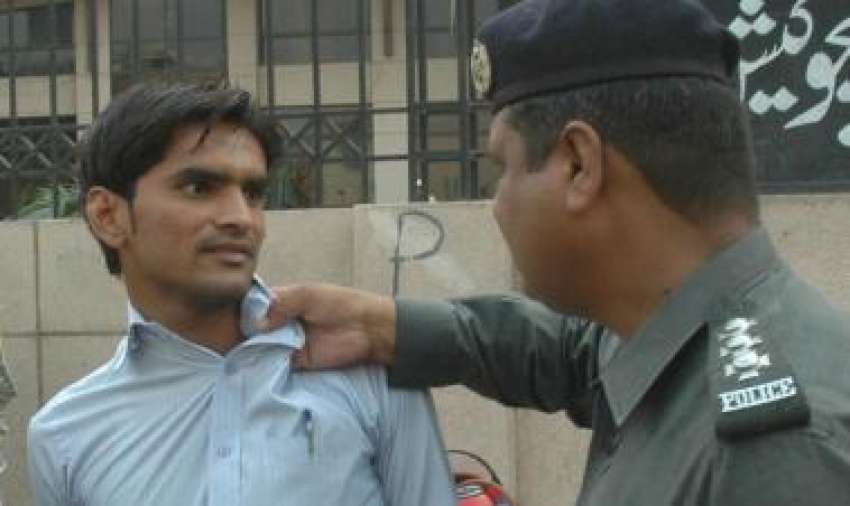 لاہور،انٹر کے نتائج کیخلاف احتجاج کے دوران پولیس اہلکار ..