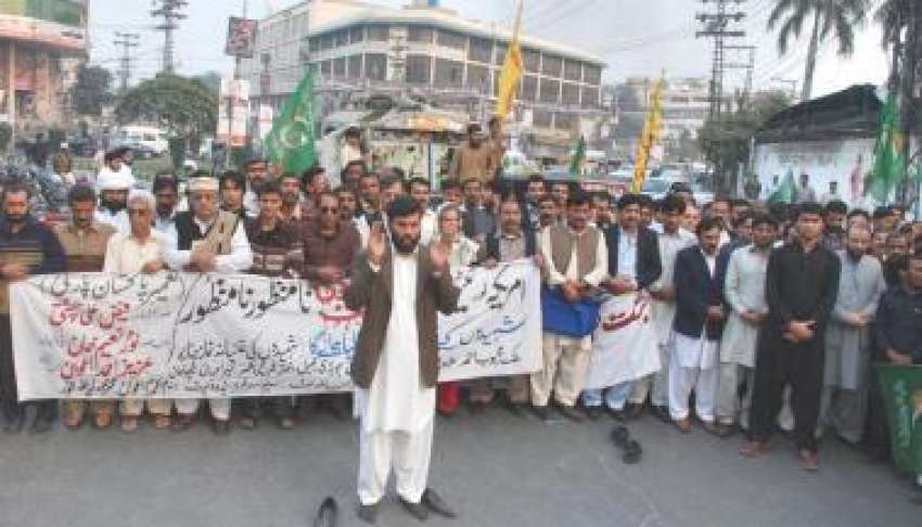 لاہور،پریس کلب کے باہر نیٹو حملے میں شہید ہونیوالے فوجی ..