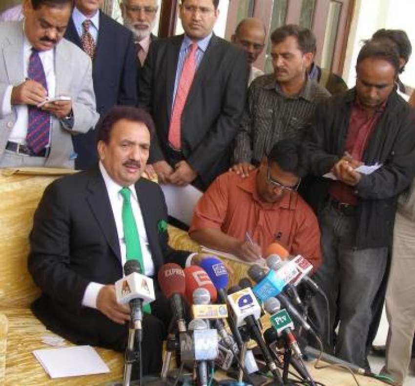 کراچی، وفاقی وزیر داخلہ رحمان ملک میڈیا سے گفتگو کر رہے ..
