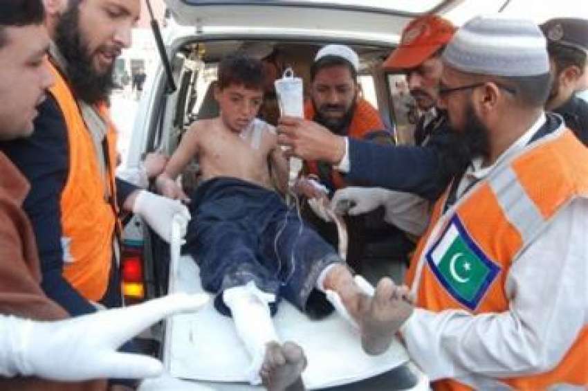 پشاور، کار بم دھماکے میں زخمی ہونیوالے ایک بچے کو طبی امداد ..