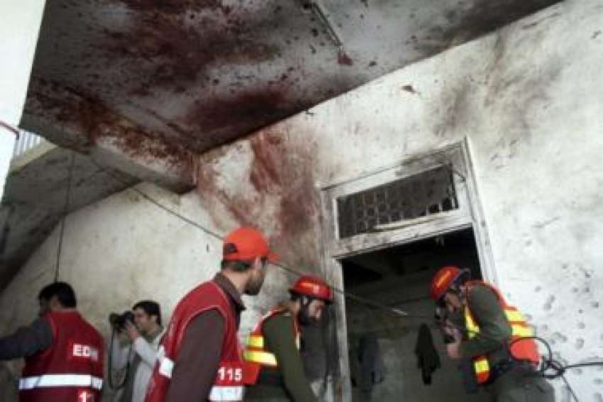 پشاور: ریسکیو اہلکار خودکش حملہ کا نشانہ کا بننے والے پولیس ..
