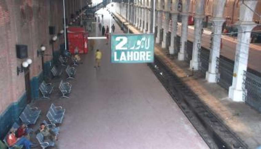 لاہور، ٹرین ڈرائیوروں کی ہڑتال کے باعث ریلوے سٹیشن کا پلیٹ ..