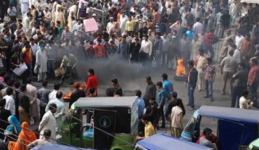 لاہور، بجلی کی غیر اعلانیہ لوڈشیڈنگ کیخلاف تاجر ٹائر جلا ..