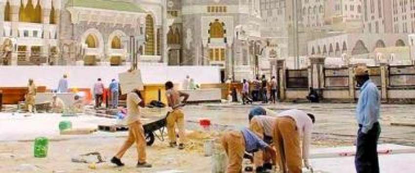 مکہ مکرمہ، مسجد الحرام کے بیرونی صحن کے فرش پر مزدور دھوپ ..