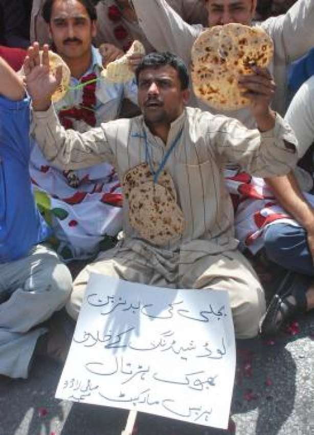 لاہور، مال روڈ پر لوڈشیڈنگ کیخلاف احتجاجی کیمپ میں ایک شخص ..