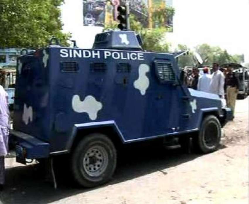کراچی: خودکش حملے کی جگہ پر پولیس اہلکار جمع ہیں۔