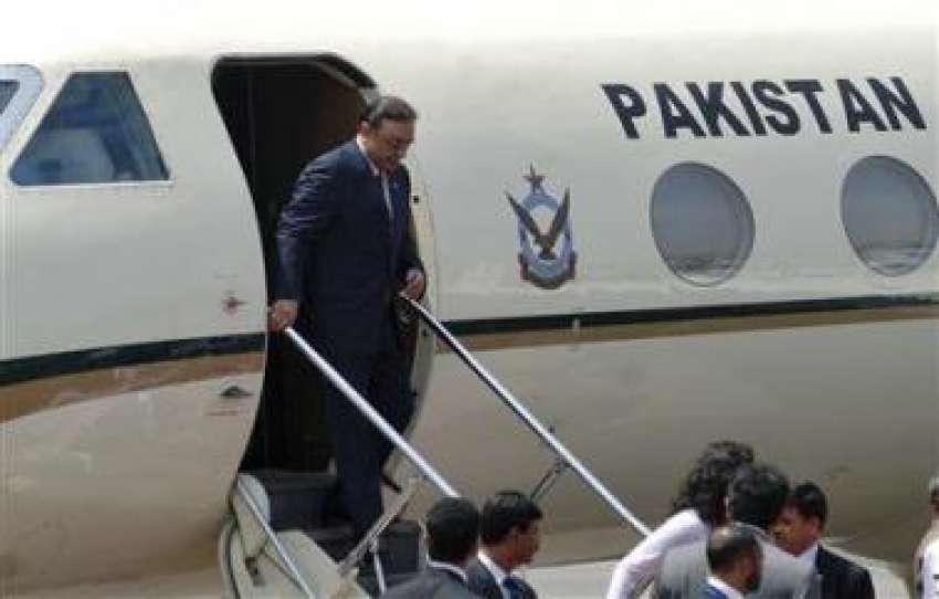 نئی دہلی، صدر آصف زرداری بھارت پہنچنے کے بعد اپنے طیارے ..